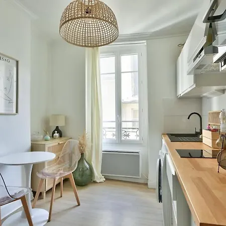 Superb Equipped T2 In The 17th District Paris